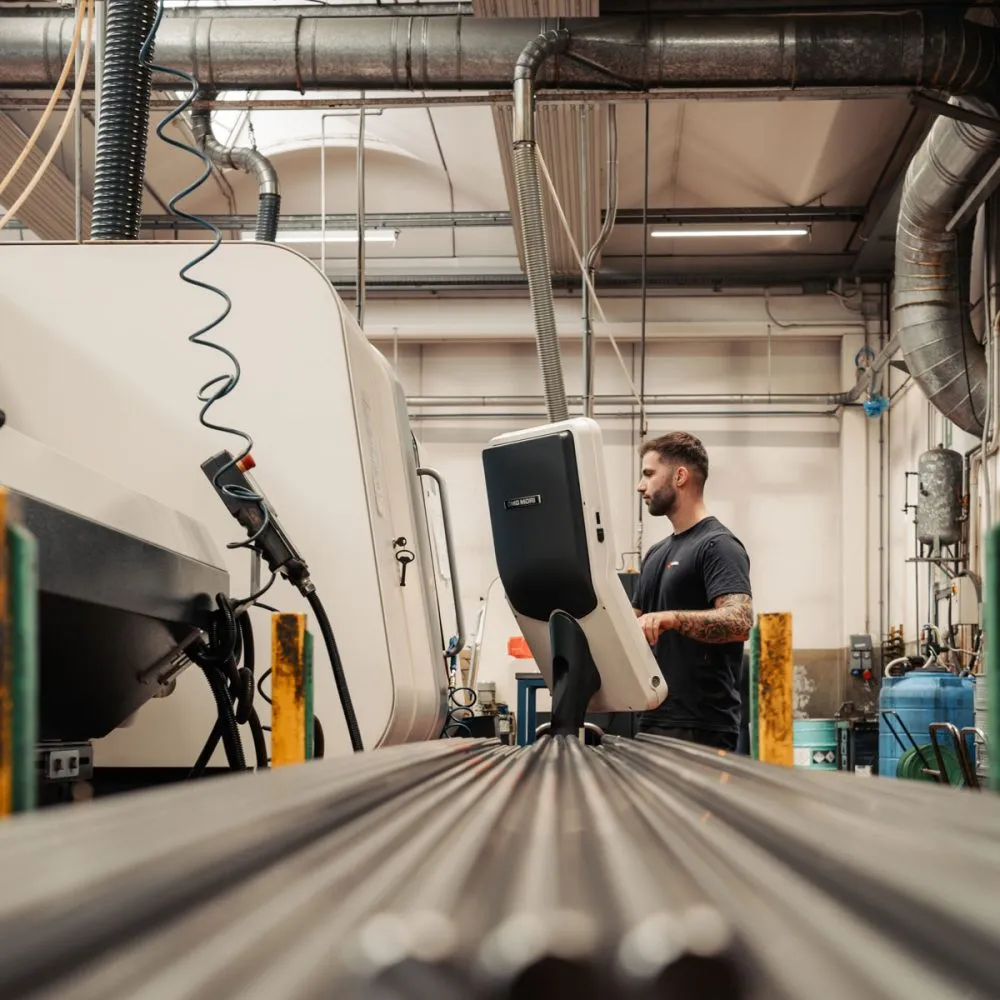CNC Drehen Lohnfertigung Bediener an automatischer Drehmaschine Sarbo
