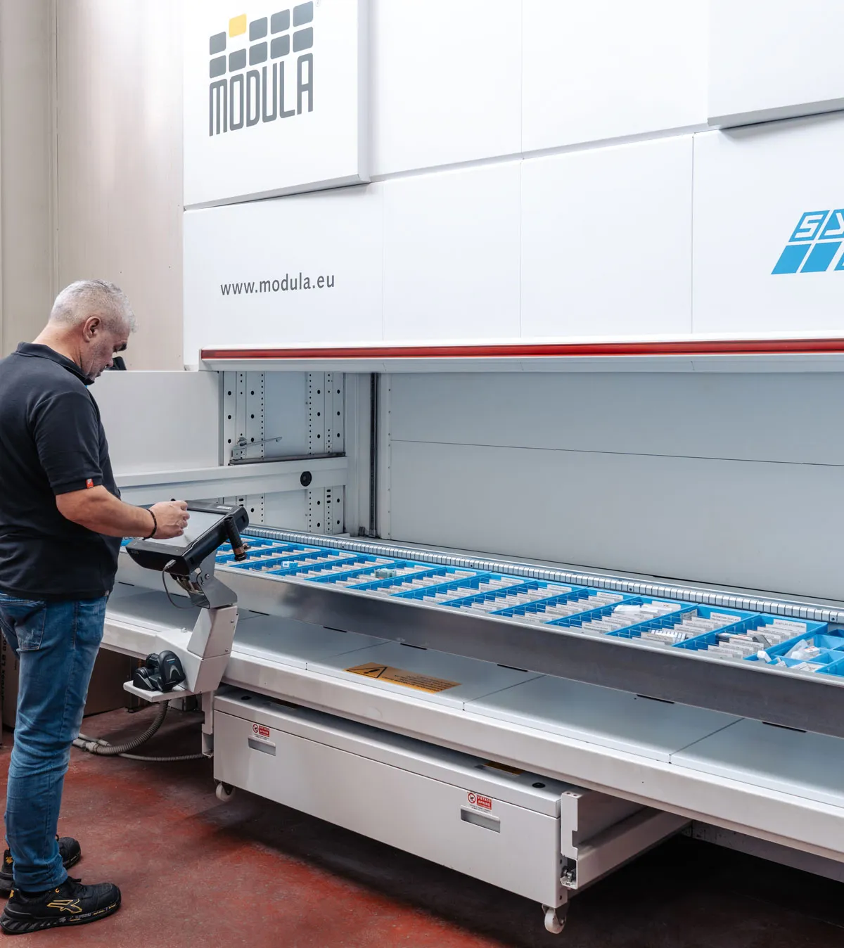 Vertical automatic warehouse for tool storage