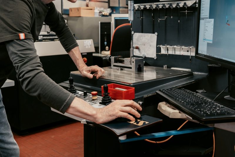 Operatore Sarbo esegue il controllo qualità di minuterie metalliche su macchina di misura tridimensionale CMM